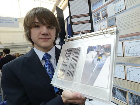 Egy 15 éves fiú,aki új módszert talált fel a rák diagnosztizálására Jack Andraka most elsős a középiskolában, és feltalált egy olyan papírszenzort, ami 5 perc alatt felfedezi a tüdő-, petefészek-, és hasnyálmirigyrákot, és mindez csak körülbelül 3 centbe kerül.